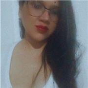 Profesora de química imparte clases de química básica a niños de todas las edades